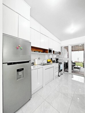 Jääkaappi, mikroaaltouuni, uuni, liesi