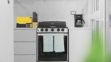 KĂŒhlschrank, Mikrowelle, Ofen, Herdplatte