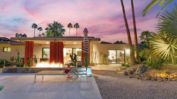 A modern house with a pool, palm trees, and a fire feature. - Design-forward Palm Springs Home w/ Saltwater Pool, Lush Yard & Multiple Outdoor Dining Areas Casa Papagayo by Avantstay (Palm Springs)