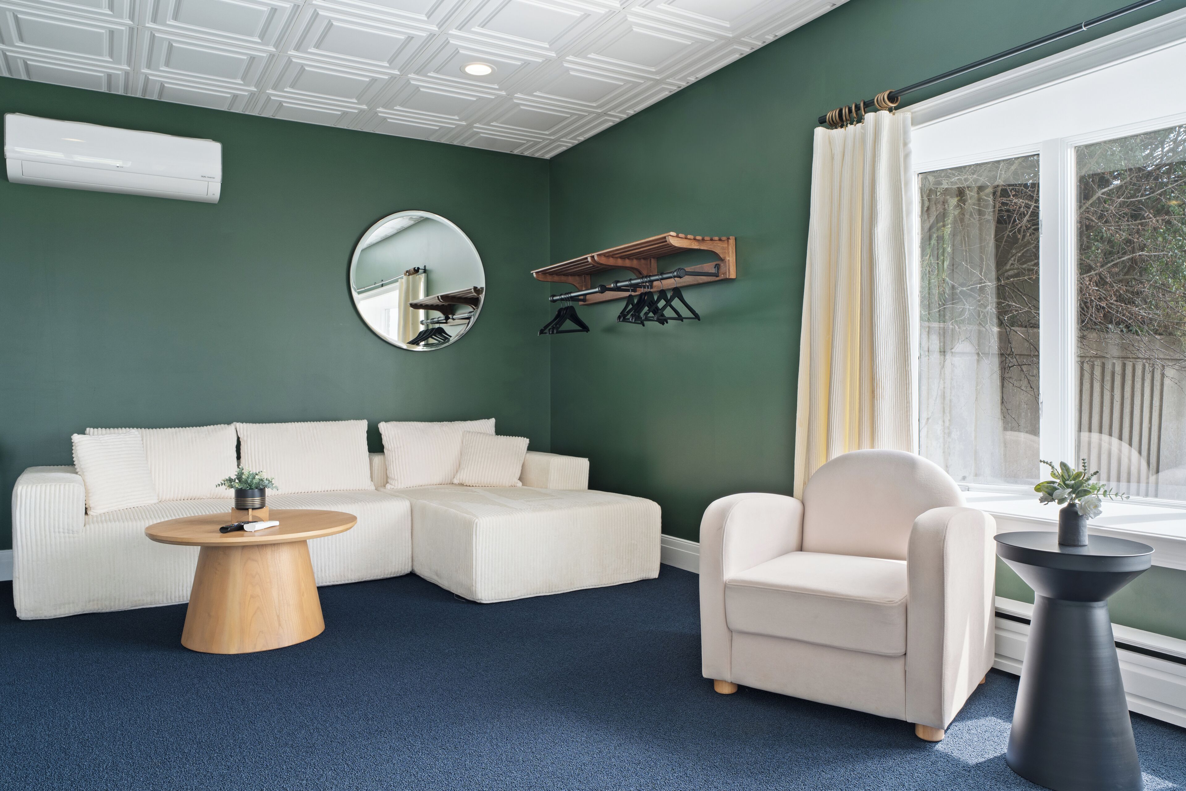 Deluxe Suite, Lake View | Living area