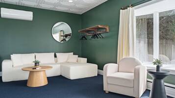 Deluxe Suite, Lake View | Living area