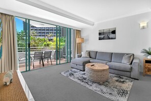 TV - Sunlit 1-Bedroom Apt at Crown Tower with Parking (Surfers Paradise)