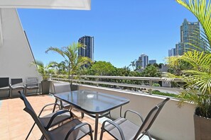 Outdoor dining - Sunlit 1-Bedroom Apt at Crown Tower with Parking (Surfers Paradise)