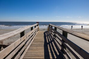 Beach nearby - 1418 E Ashley - The Washout Cottage - Unbeatable Location with Ocean/Marsh Views (Folly Beach)
