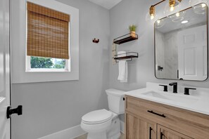 Shower, hair dryer, towels, soap - HEATED POOL. Backyard retreat! Game room. 3-min walk to beach via backyard path (Surf City)