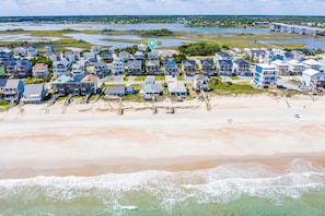 Sun-loungers, beach towels - HEATED POOL. Backyard retreat! Game room. 3-min walk to beach via backyard path (Surf City)
