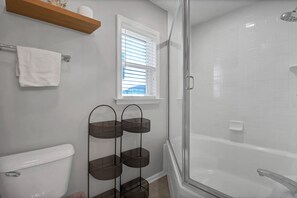 Shower, hair dryer, towels, soap - HEATED POOL. Backyard retreat! Game room. 3-min walk to beach via backyard path (Surf City)