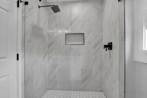 Shower, hair dryer, towels, soap - HEATED POOL. Backyard retreat! Game room. 3-min walk to beach via backyard path (Surf City)