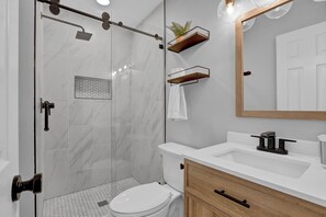 Shower, hair dryer, towels, soap - HEATED POOL. Backyard retreat! Game room. 3-min walk to beach via backyard path (Surf City)
