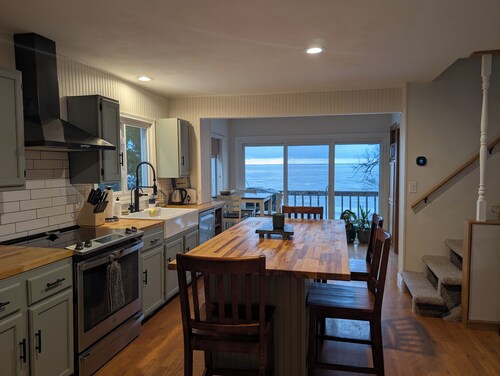 Serene Lake Winnebago Home next to High Cliff, 40 Minutes to Oshkosh/Green Bay