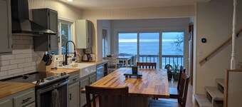 Serene Lake Winnebago Home next to High Cliff, 40 Minutes to Oshkosh/Green Bay