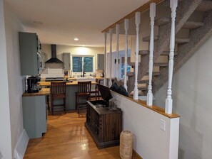 Jääkaappi, mikroaaltouuni, uuni, liesi