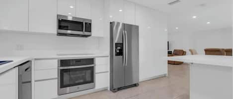 Refrigerador, microondas, horno y parrilla de estufa