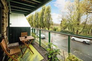 Outdoor dining - Modern 2-Bed Flat Near Canary Wharf and Greenwich (London)