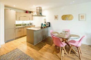 Dining - Modern 2-Bed Flat Near Canary Wharf and Greenwich (London)