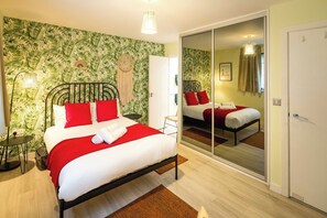 2 bedrooms, iron/ironing board, WiFi, bed sheets - Modern 2-Bed Flat Near Canary Wharf and Greenwich (London)