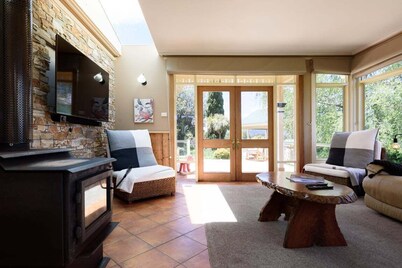 Historic Homestead: Views & Shared Tennis Court