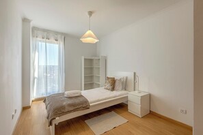 Fer et planche à repasser, lit parapluie, Wi-Fi, draps fournis