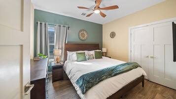 Escritorio, tabla de planchar con plancha, wifi gratis y ropa de cama