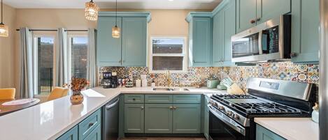 Refrigerador, microondas, horno y parrilla de estufa