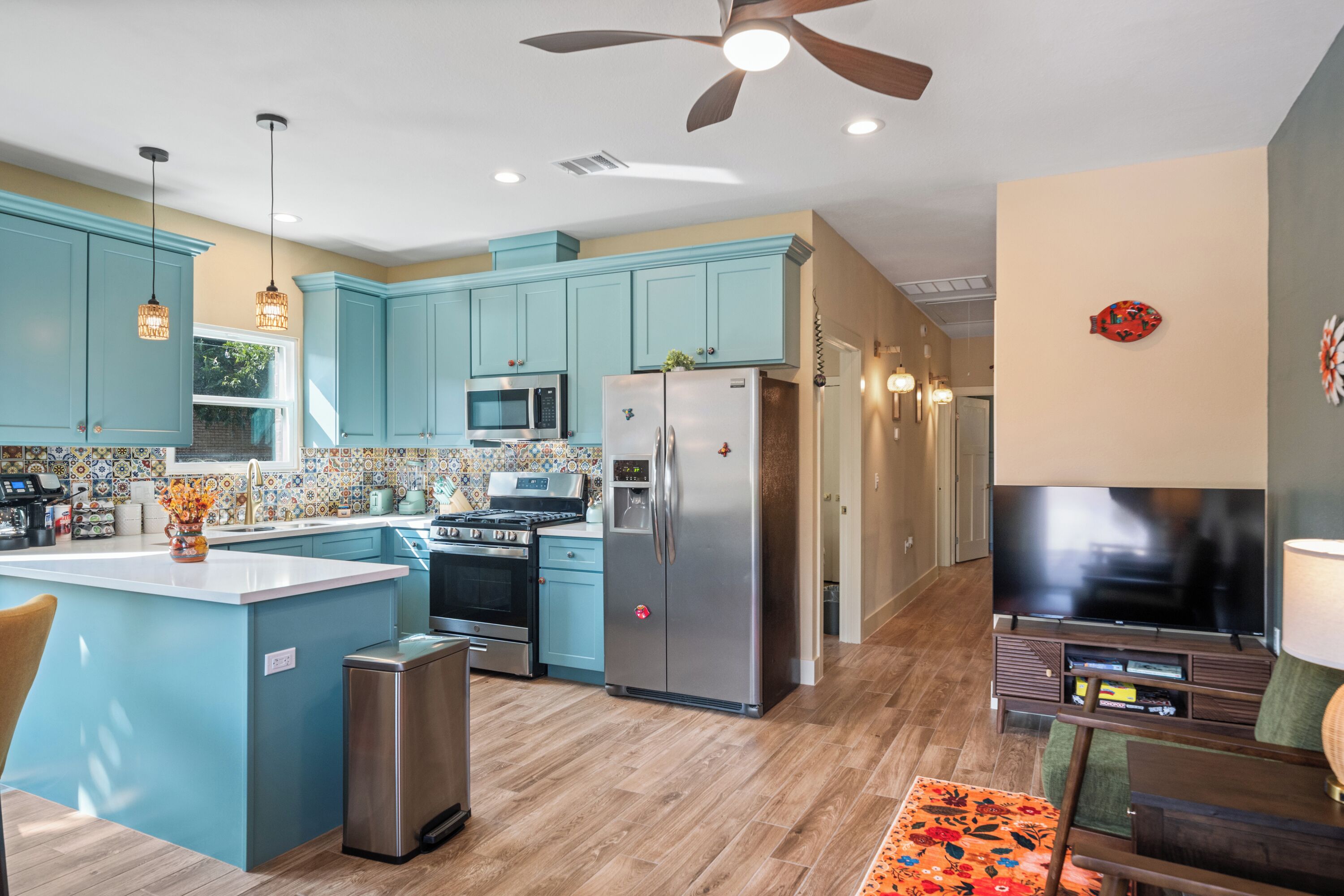 Frigorífico, microondas, horno y placa de cocina