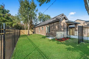 Exterior - 2 King Beds! New Detached Home w/ Roll-In Shower (Houston)