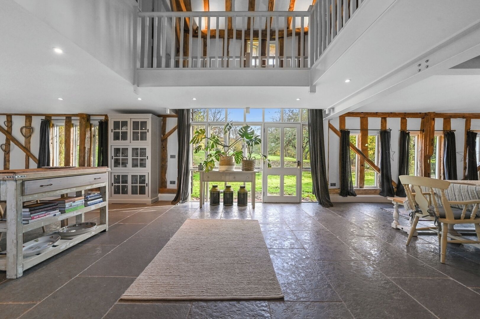 المنشأة من الداخل