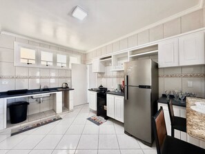 Private kitchen - House with 4 suites - 700m from the beach (São Sebastião)