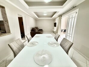 Interior - House with 4 suites - 700m from the beach (São Sebastião)