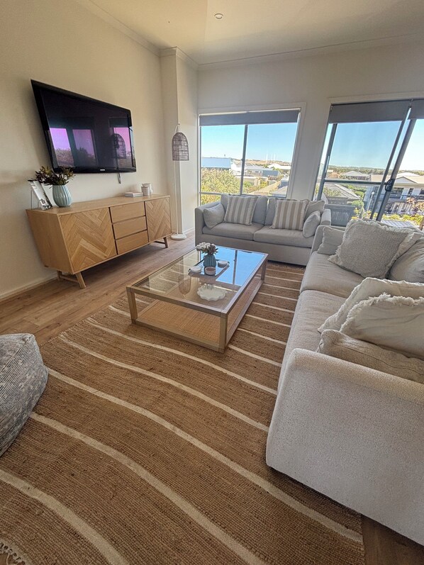 Living area - Morrison at Middleton
Surf, Sun, Sand and explore the best of the Fleurieu 🌊 (Middleton)
