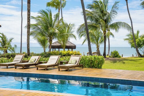 Beachfront house with 7 suites, private pool and exclusive beach access.