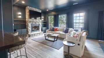 Tv, tv-spel, bordsfotboll och ett bordtennisbord