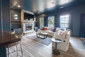 Tv, tv-spel, bordsfotboll och ett bordtennisbord