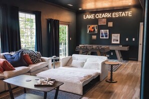 Tv, tv-spel, bordsfotboll och ett bordtennisbord