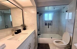 Jetted bath, hair dryer, towels, soap - Perfect 5-bedroom house with AC in sunny Tampa (Tampa)