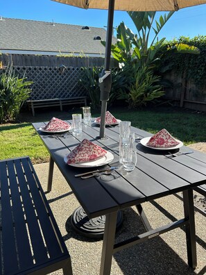 Outdoor dining - Regal Craftsman, Quiet, Workable, Family Friendly, Walk to Coffee/Dining (Santa Barbara)