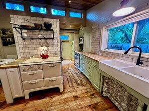 Microwave, oven, stovetop, dishwasher - 2-bedroom house walking distance to downtown Grand Haven (Grand Haven)