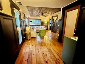 TV - 2-bedroom house walking distance to downtown Grand Haven (Grand Haven)