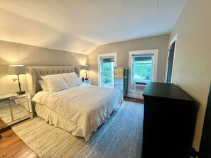 2 slaapkamers, een strijkplank/strijkijzer, gratis wifi, beddengoed