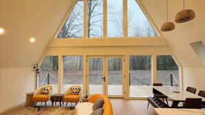 Een ruime loft met een hoge plafond, grote ramen en een modern interieur.