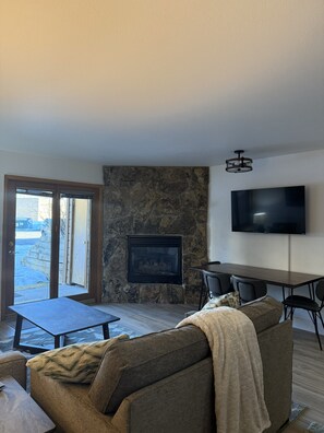 Una Smart TV, una chimenea
