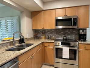 Fridge, microwave, oven, stovetop - NEW! Sunrises! golf course view tennis/pickleball gym pools 2bed 2bth No stairs! (Palm Desert)
