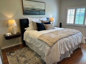2 bedrooms, iron/ironing board, free WiFi, bed sheets - NEW! Sunrises! golf course view tennis/pickleball gym pools 2bed 2bth No stairs! (Palm Desert)
