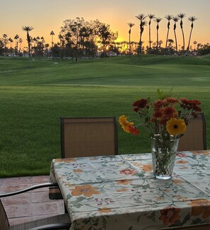 Outdoor dining - NEW! Sunrises! golf course view tennis/pickleball gym pools 2bed 2bth No stairs! (Palm Desert)