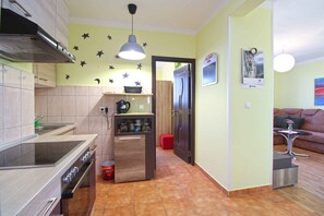 Fridge, oven, stovetop, cookware/dishes/utensils - Holiday apartment with air conditioning (Pula)