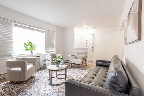 Stylish 2-Bedroom Condo – Easy Drive to Downtown Chicago & Midway Airport