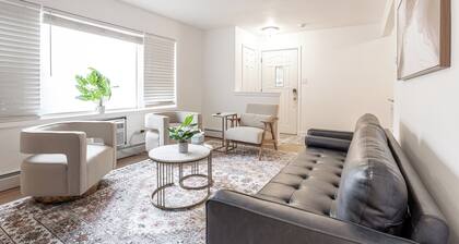 Stylish 2-Bedroom Condo – Easy Drive to Downtown Chicago & Midway Airport