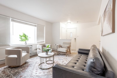 Stylish 2-Bedroom Condo – Easy Drive to Downtown Chicago & Midway Airport