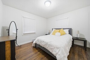 Iron/ironing board, free WiFi, bed sheets - Quiet pet-friendly escape near airport with doggie door and privacy fence. (Wichita)