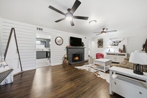 Smart TV - Quiet pet-friendly escape near airport with doggie door and privacy fence. (Wichita)